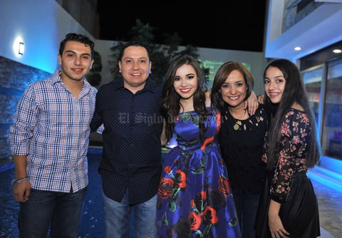 Miriam con sus papás, Iván y Lily, y sus hermanos, Iván y Lily