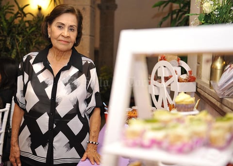 15102016 CELEBRA UN AñO MáS DE VIDA.  Velia González.
