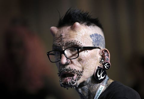Bucarest (Rumania).- Rolf Buchholz de Alemania, el poseedor del record Guiness Book para el hombre más perforado en el mundo (453 perforaciones), asiste, como invitado especial, una convención de tatuaje en Bucarest, Rumania. Más de 100 artistas del tatuaje de todo el mundo participan en la séptima Convención Internacional de tatuaje Bucarest que se prolongará hasta el 16 de octubre. EFE