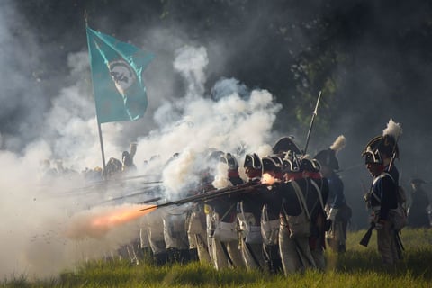 Vierzehnheiligen (Alemania).- Actores en trajes del ejército francés se colocan en los campos de batalla de la batalla de 1806 cerca de Jena durante una recreación de la batalla de Prusia-francesa por las asociaciones de historia en Vierzehnheiligen (Jena). Hasta 800 actores con uniformes históricos quieren recrear la batalla desde hace 210 años. La batalla de Jena tuvo lugar el 14 de octubre de 1806, y enfrentó al ejército francés bajo el mando de Napoleón contra el segundo ejército prusiano comandado por Federico Guillermo III de Prusia. Esta batalla, junto a la batalla de Auerstädt, significó la derrota de Prusia y su salida de las Guerras Napoleónicas hasta 1813. . (Alemania) EFE