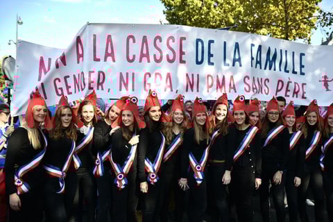 París, (Francia).- Los manifestantes contra el matrimonio gay en trajes del símbolo nacional frances 'Marianne' posan frente a una pancarta con la leyenda "No a la destrucción de la familia durante el “Manif pour tous# (protesta por todos) en París, Francia. La protesta tiene como objetivo advertir al gobierno que están en contra de una posible apertura a la unión de parejas del mismo sexo, de las técnicas de procreación médicamente asistida, y contra todos los ataques contra la familia tradicional. EFE