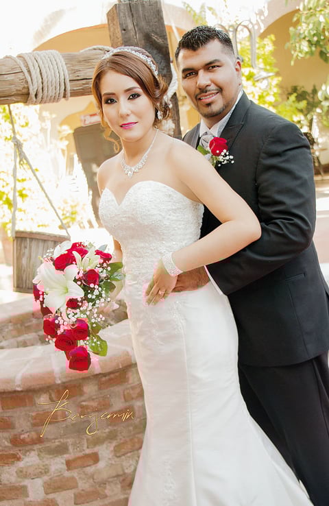 16102016 Laura Jesica Ledesma Reynoso y Lic. Rubén Manuel Muñoz Martínez sellaron su compromiso de amor bajo la bendición de Dios mediante la misa oficiada en la Iglesia de Nuestra Señora de Guadalupe por el Sacerdote Ricardo Vázquez de los Santos. - Benjamín Fotografía.