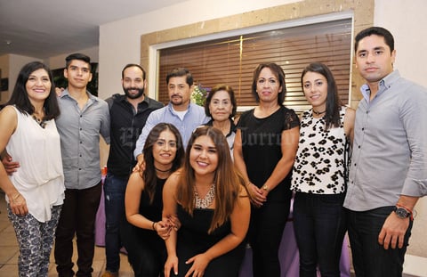 16102016 CELEBRA SU CUMPLEAñOS.  Velia González acompañada de sus nueras y nietos.