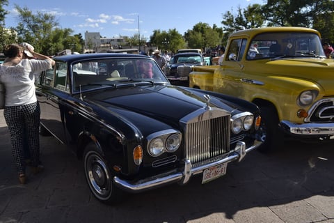 Dentro de las actividades que se vivieron se pudo ser testigo del destape de hermosos coches, entre los que destacan un Camaro 69, Cougar 70, Chevrolet 54 y Plymouth 50. Además, Fernando Vargas recibió un reconocimiento por su destacada participación en la organización de eventos automovilísticos en Durango.