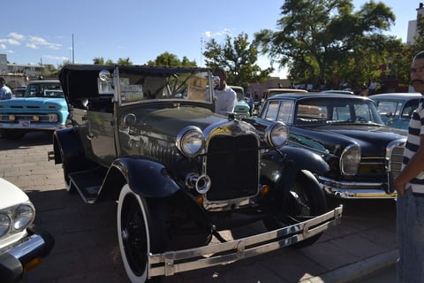 La pasión por los autos quedó demostrada sobre la plancha de la Plaza IV Centenario, en donde se llevó a cabo el Vintage Cars, exhibición 2016, patrocinado por El Siglo de Durango.
