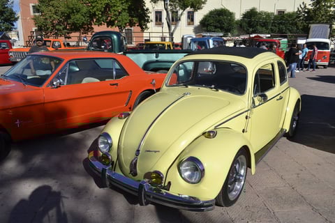 En punto de las 08:00 horas se abrió la plancha de la IV Centenario y poco a poco comenzaron a llegar los coches para tomar su lugar y mostrar su belleza con orgullo, amalgamándose con la presencia de las edecanes.