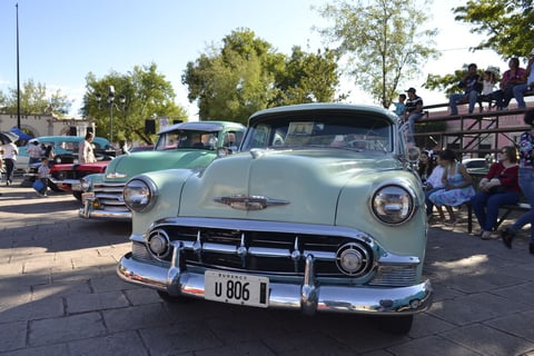 Impresionantes coches se observaron en la IV Centenario en el evento Vintage Cars 2016, exhibición de Clásicos y Antiguos.