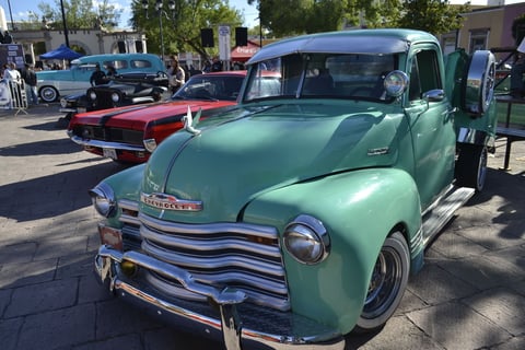 Dentro de las actividades que se vivieron se pudo ser testigo del destape de hermosos coches, entre los que destacan un Camaro 69, Cougar 70, Chevrolet 54 y Plymouth 50. Además, Fernando Vargas recibió un reconocimiento por su destacada participación en la organización de eventos automovilísticos en Durango.