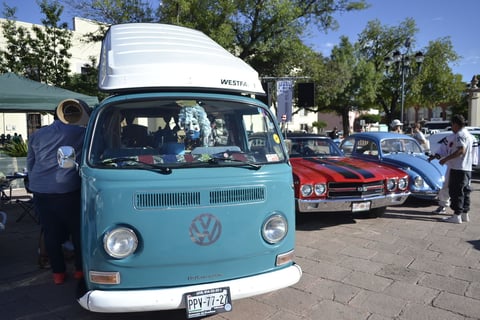 En punto de las 08:00 horas se abrió la plancha de la IV Centenario y poco a poco comenzaron a llegar los coches para tomar su lugar y mostrar su belleza con orgullo, amalgamándose con la presencia de las edecanes.