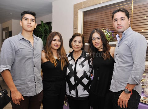 18102016 EN FAMILIA.  Velia González con sus nietos Fer, Rocío, Cecy y Carlos.