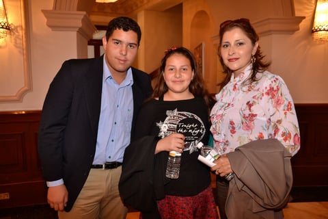 Con mucho sarcasmo y divertidos y conmovedores diálogos, los duranguenses fueron envueltos en la vida de un Pablito al que nadie le enseñó dibujar, un niño que perdió a su hermana menor, firme en sus decisiones y gustoso por “hacer tratos con Dios”.