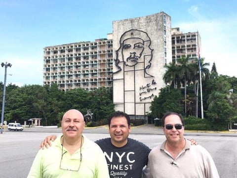 19102016 ENTRE AMIGOS.  Miguel Ángel Medrano, Isidro García y Carlos Ávila Orozco en la Plaza de la Revolución en La Habana, Cuba.