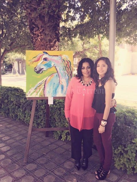 19102016 COMPARTE SU TALENTO.  María Fernanda Cerna Serna con su maestra, Alejandra de la Peña, en la inauguración de su muestra pictórica, que se realizó el pasado domingo en Paseo Colón.