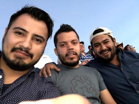 19102016 CELEBRA SU CUMPLE.  Sergio Lavenant, acompañado de Christian Najera y Manuel Pinales, en su festejo por su cumpleaños número 25 en Matamoros, Coahuila.