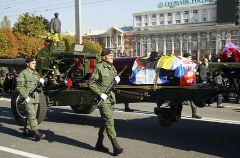 DONETSK (UCRANIA).- Militares prorrusos que actúan en el este de Ucrania portan el ataúd de su jefe Arseni Pávlov, más conocido como "Motorola", durante su funeral en Donetsk, Ucrania. La autoproclamada república popular de Donetsk (RPD) decretó el pasado 17 de octubre tres días de duelo en memoria de Arseni Pávlov asesinado a consecuencia del estallido de un artefacto explosivo en el ascensor del edificio donde tenía su domicilio la tarde del domingo. EFE