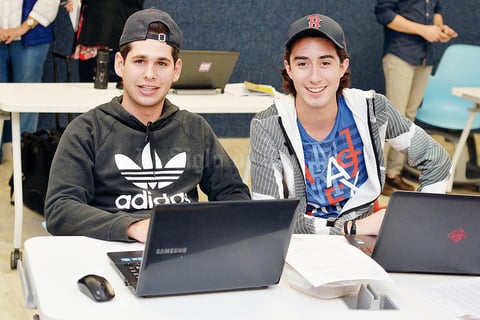 20102016 EN CLASES.  Rafael y Pablo.