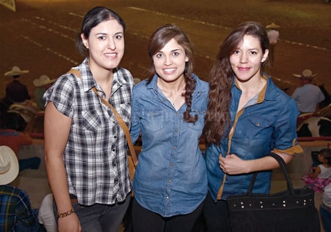 22102016 POSAN PARA LA FOTO.  Marcia, Clara e Ingrid.