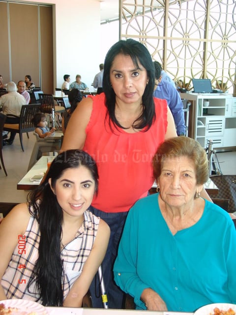 22102016 EN DESAYUNO.  Mary, Alejandra y Lucy.