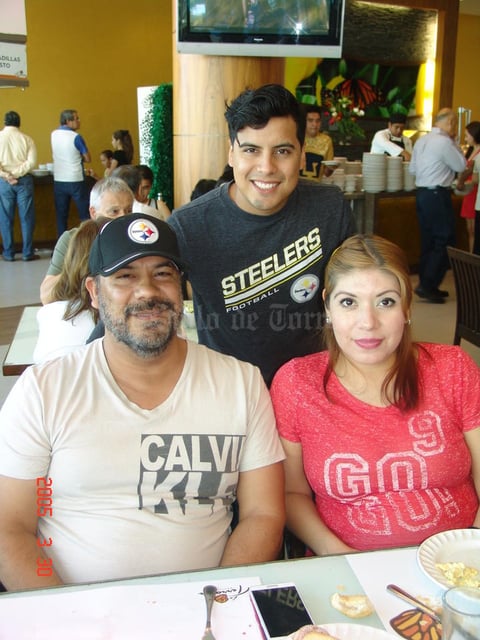 22102016 EN FAMILIA.  Jesús, Ángel y María.