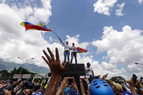CARACAS (VENEZUELA).- La exdiputada María Corina Machado (i) y Lilian Tintori (d), esposa del opositor Leopoldo López, participan en una marcha opositora, en Caracas (Venezuela). Cientos de mujeres marcharon hoy en Caracas para exigir que se realice este año un referendo revocatorio al presidente Nicolás Maduro, un mecanismo que venía impulsando la oposición venezolana desde hace meses y que fue pospuesto esta semana por el Poder Electoral. EFE
