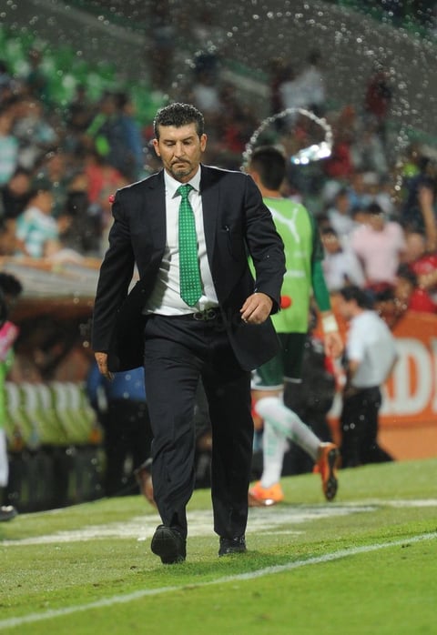 "Chepo" de la Torre no ha tenido un buen trabajo en Santos Laguna.