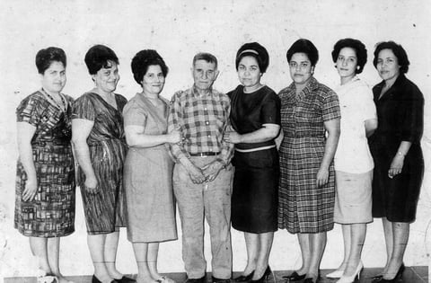 23102016 Don Manuel García con sus hijas: Alma (f), Tila (f), Juanita (f), Graciela, Nena y Mela.
