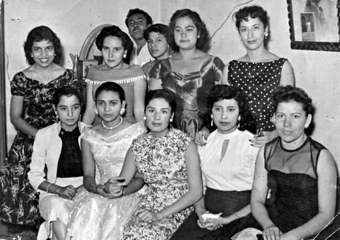 23102016 Irma Carranza, Guadalupe Montalvo, Rosa María Delgadillo, Cheles Martínez, Tere Caballero, Magdalena Islas, Rosa María Rea, Ana María Islas y Virginia Arredondo en la celebración de un cumpleaños en 1956.