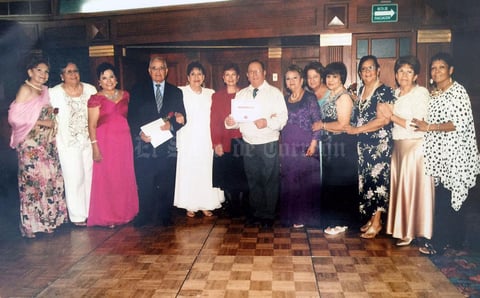 24102016 FESTEJAN 50 ANIVERSARIO.  Ex alumnas del Instituto Latinoamericano generación 62 -66'. De izquierda a derecha: Conchis García, Laura Torres, Maricela Limones, Juan Manuel Flores, Chelito Fabián, Josefina Alonso, Norberto Chávez, Tere Subiría, Lucila Viveros, Olivia del Carmen Corral, María Alma Castillo, Rosina Adame y Gloria Castillo.