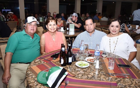24102016 EN PAREJAS.  José Luis, Olga, Luis y Laura.