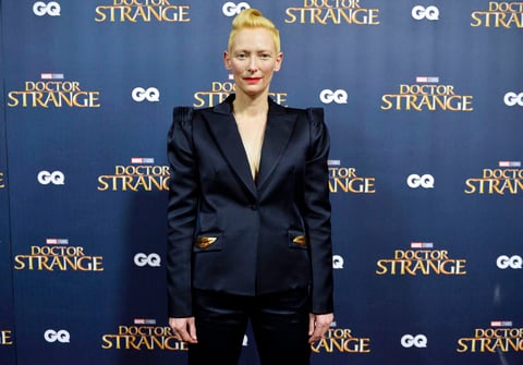 La actriz británica Tilda Swinton lució un traje oscuro al estreno de la cinta.