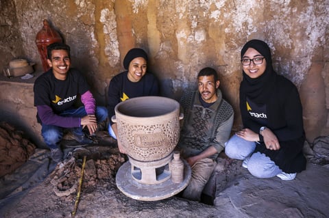 RABAT, Marruecos.- Fotografía facilitada por el equipo de Go Energyless, iniciativa de la joven marroquí Rawya Lamhar (2i), con la que un recipiente de arcilla capaz de conservar alimentos y hasta medicinas puede convertirse en el frigorífico alternativo para las aldeas marroquíes donde no hay electricidad, totalmente ecológico, y puede mantener una temperatura de 6 grados en las zonas secas y 12 grados en las húmedas a condición que esté colocado en un lugar ventilado y apartado de otros objetos, al igual que de los muros o del mismo suelo (para lo cual necesita un pedestal). EFE