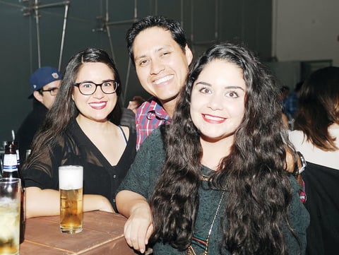 27102016 DIVERTIDA VELADA.  Paloma, José y Vania.