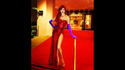 Alessandra Ambriosio acudió a una fiesta caracterizada de Jessica Rabbit.