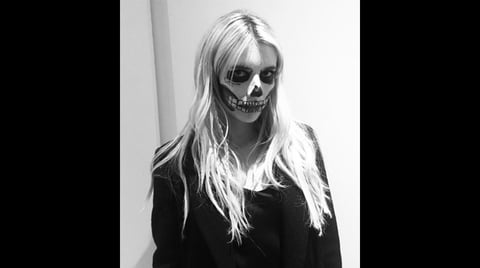 Emma Roberts utilizó la clásica pintura en el rostro.