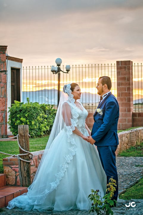 30102016 Nancy Nataly Contreras González llegó al altar de la Parroquia del Inmaculado Corazón de María el 8 de octubre acompañada de sus padres, Gloria I. González Valdés y Jesús Gerardo Contreras Sapiens, para contraer matrimonio con su prometido, el joven Christian Esteban Zaragoza Lazarín, quien fue acompañado por su madre, la señora María Cristina Zaragoza Lazarín. - JC Studio