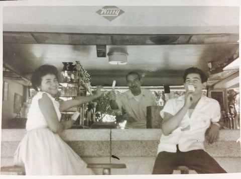 Marí­a de Jesus Oviedo con su esposo Juan Vicente MÃ©ndez Ibarra en la Alameda en el año 1955