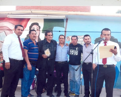 30102016 EMOTIVA CEREMONIA.  Juan César Hernández celebró recientemente su jubilación. En la imagen, lo acompaña el equipo de futbol Los Toronjones de la Secundaria General #8.