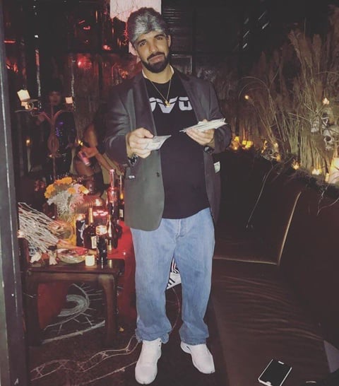 El cantante Drake se vistió de Steven Reisman, mejor conocido como "2 Dollar Steve".