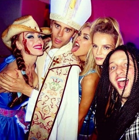Jared Leto se caracterizó como el Papa.