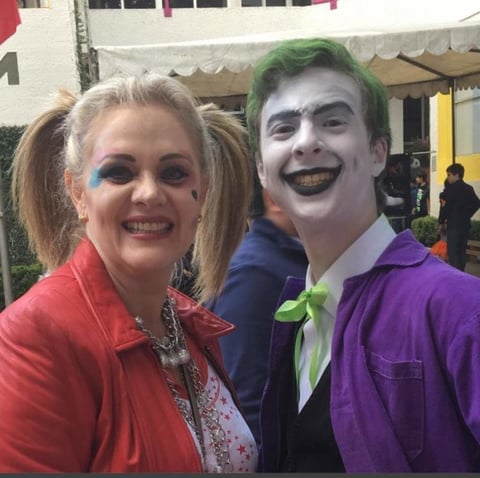 Erika Buenfil . También imitó a “Harley Quinn”.