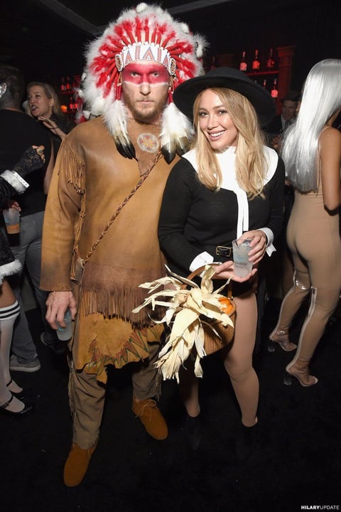 Hilary Duff y su novio Jason Walsh fueron disfrazados como comparsa alusiva al Thanksgiving a una fiesta en Beverly Hills, con lo que desataron polémica.