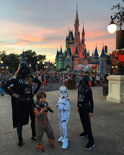 Galilea Montijo . Encarnó a “Darth Vader” y sus hijos no se quedaron atrás con personajes de StarWars y Cazafantasmas.