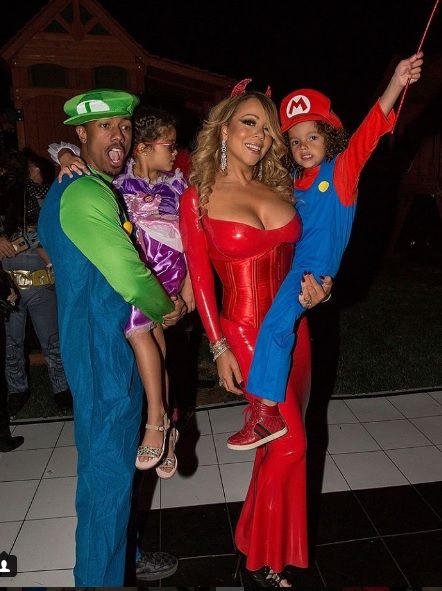 Mariah Carey. Lució de diablita con sus hijos que iban también disfrazados.
