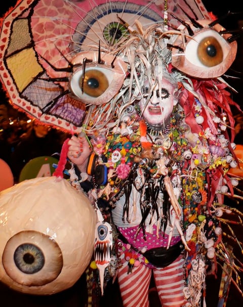 Lo participantes se lucieron con elaborados disfraces de Halloween.