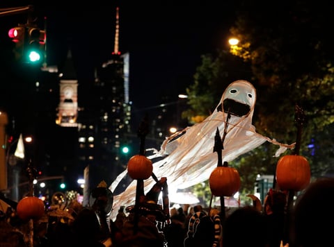 Las calles de la parte baja de Manhattan lucieron durante unas tres horas repletas de personajes de cómics, superhéroes, zombies, monstruos, vampiros y demonios.