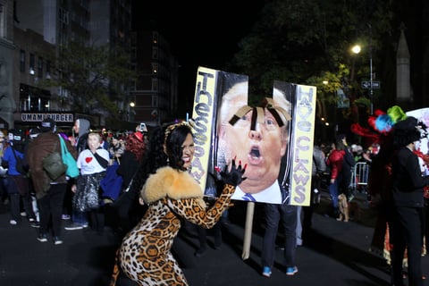 Meghan Mitchells, quien decidió disfrazarse como una mujer atacada por Trump, cuya máscara se posaba tras ella como si la acosara, expresó que el comportamiento del candidato pertenece a un “desfile del horror”.