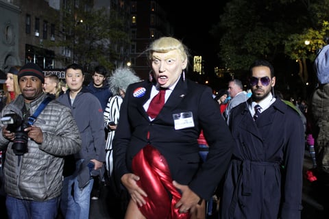 Uno de los disfraces que más abundaron en el desfile fue el del candidato republicano Donald Trump.