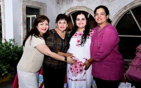 01112016 FIESTA DE CANASTILLA.  Mónica García Estrada con Agueda Ibarra, Juanita Estrada y Marcela Mora.