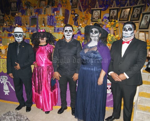 03112016 TRADICIONAL FESTEJO.  En el monumental altar de muertos en la Sección 35 en honor de los ex secretarios generales, ya fallecidos.