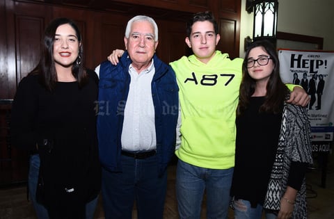 04112016 Vicente Barragán con sus nietos Sofía, Victoria y Vicente.